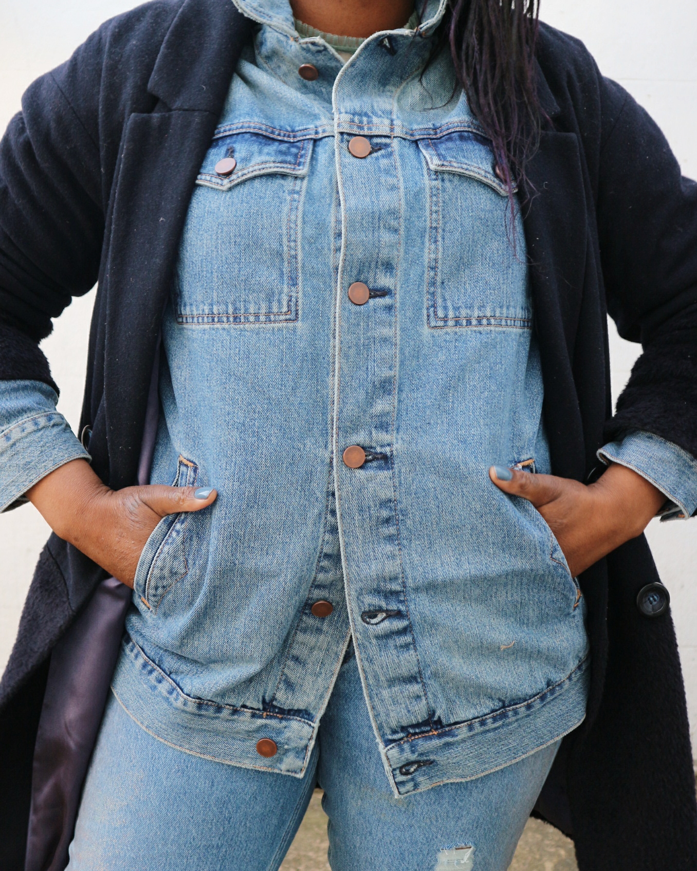 Mums That Slay How to Wear a Denim Jacket in Winter 